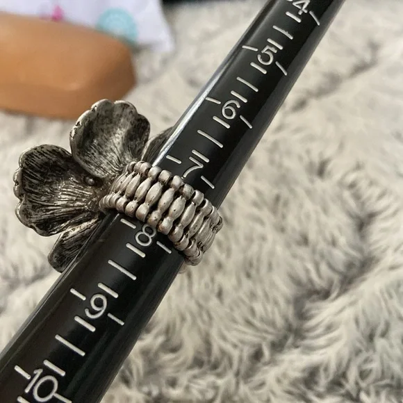 Beautiful silver tone flower 🌸 ring stretch band size 6.5 + - Picture 13 of 13